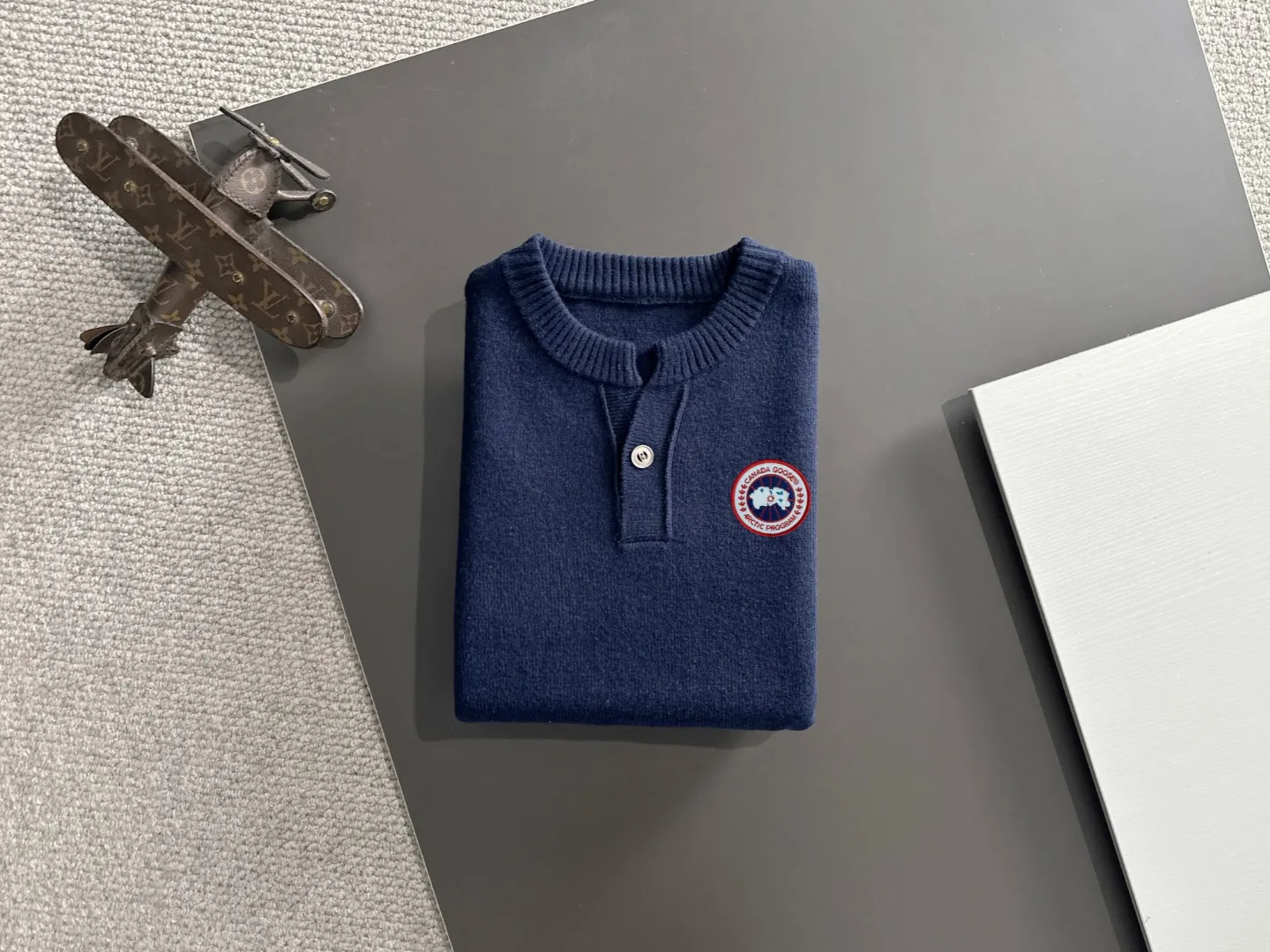 Next day shipping P360 Big Goose 2025 official website latest winter sweater, popular items are on sale at the counter simultaneously! Specially made of wool blended fabric. It feels comfortable and can be directly in contact with the skin. The logo badge is exquisitely embroidered, which is extremely eye-catching! The details highlight the fashionable charm of big brands. Exquisite workmanship. Three-dimensional cutting style. The wearing effect is invincible and handsome! All three standards are complete! Size: M-2XL